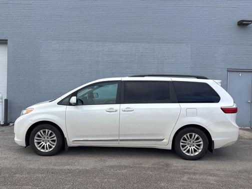 2017 Toyota Sienna XLE