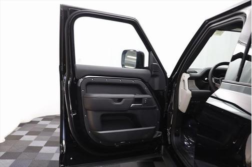 2025 Land Rover Defender 110 P300