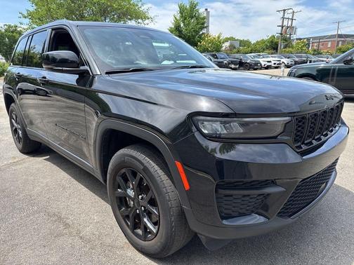 Diamond Black Crystal Pearlcoat 2024 Jeep Grand Cherokee Altitude