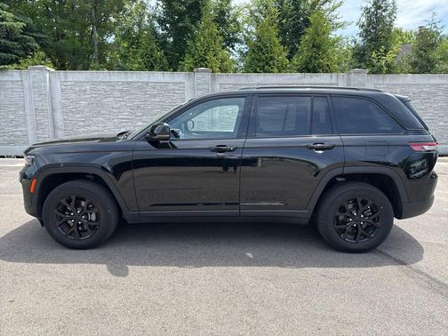 Diamond Black Crystal Pearlcoat 2024 Jeep Grand Cherokee Altitude