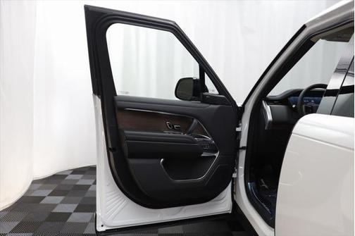 2025 Land Rover Range Rover P550e SE