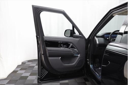2025 Land Rover Range Rover SE