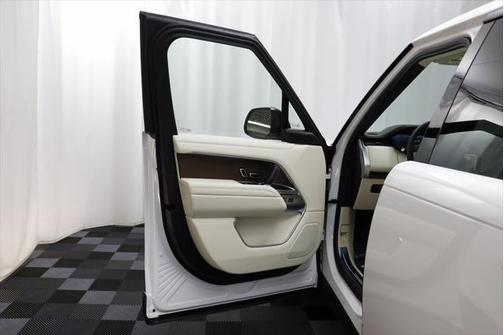2025 Land Rover Range Rover P550e SE