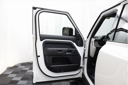 2025 Land Rover Defender 110 P500 X-Dynamic SE
