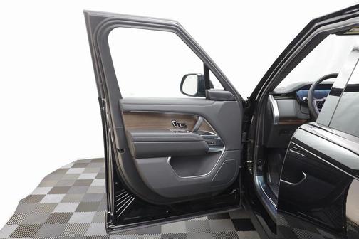 2025 Land Rover Range Rover SE