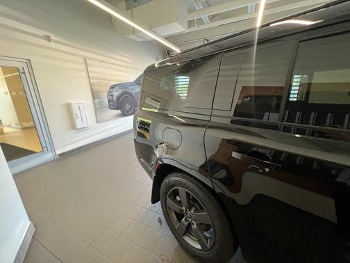 2025 Land Rover Defender 130 P400 X-Dynamic SE
