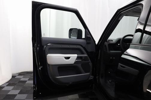 2025 Land Rover Defender 130 P400 X-Dynamic SE