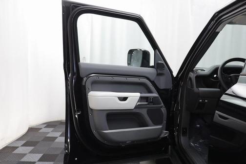 2025 Land Rover Defender 130 P400 X-Dynamic SE