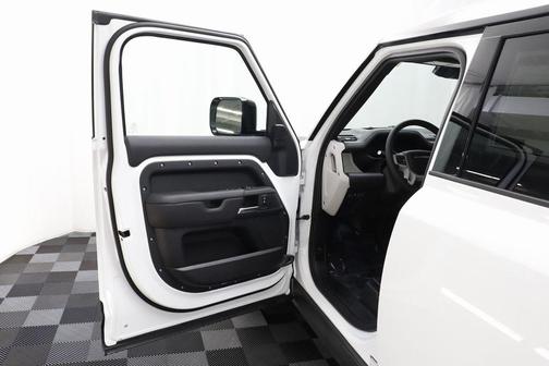2025 Land Rover Defender 110 P400 X-Dynamic SE
