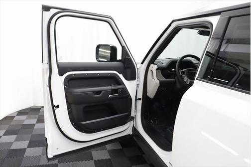 2025 Land Rover Defender X-Dynamic SE