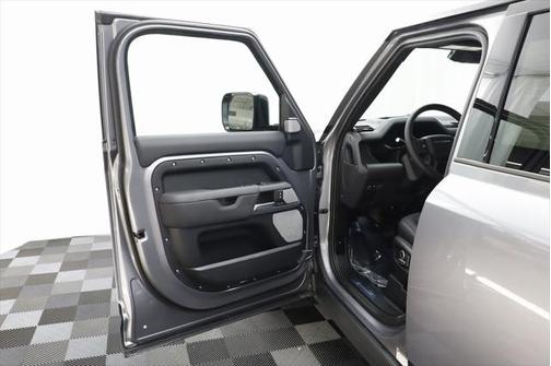 2024 Land Rover Defender 130 P400 X-Dynamic SE