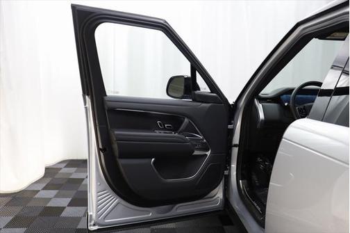2025 Land Rover Range Rover P530 SE 7 Seat