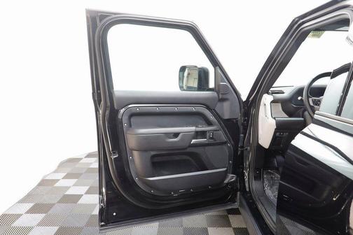 2025 Land Rover Defender 110 P300