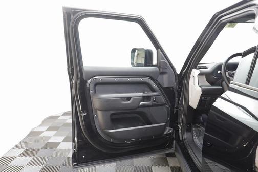 2025 Land Rover Defender 110 P300