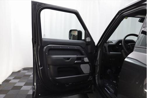 2024 Land Rover Defender 130 P400 Outbound
