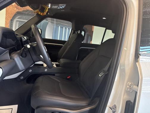 2025 Land Rover Defender 110 P400 S