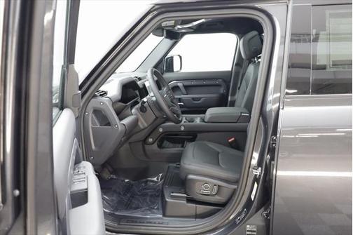 2025 Land Rover Defender 130 P400 X-Dynamic SE