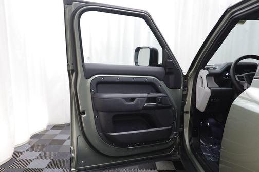 2025 Land Rover Defender 110 P400 S