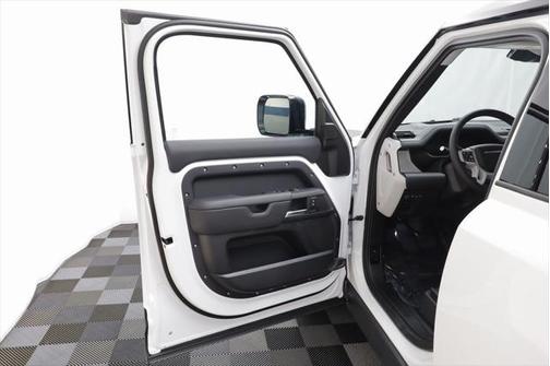 2025 Land Rover Defender 110 P400 S