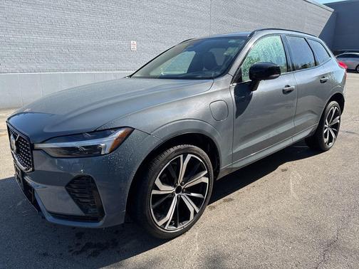 Thunder Grey Metallic 2024 Volvo XC60 Recharge Plug-In Hybrid T8 Ultimate Dark Theme