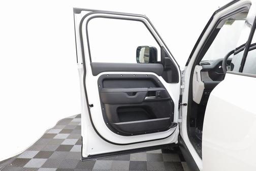 2025 Land Rover Defender 110 P400 S