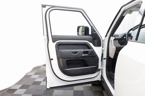 2025 Land Rover Defender 110 P400 S