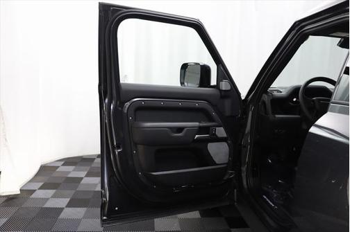 2024 Land Rover Defender 130 P400 Outbound