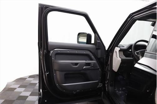 2025 Land Rover Defender X-Dynamic SE
