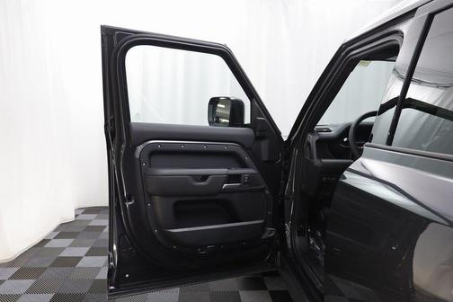 2025 Land Rover Defender 130 P400 X-Dynamic SE