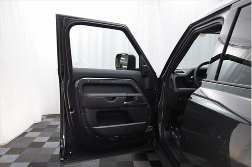 2025 Land Rover Defender X-Dynamic SE