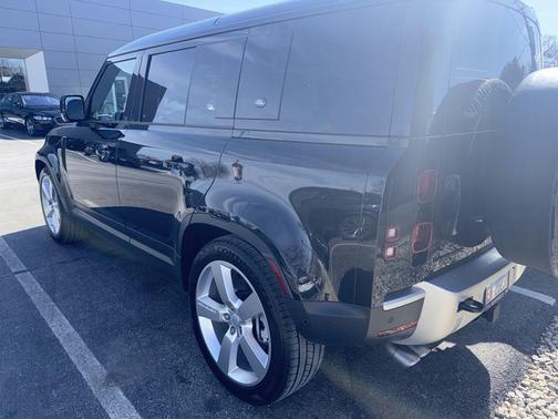 2024 Land Rover Defender 110 P500 SE