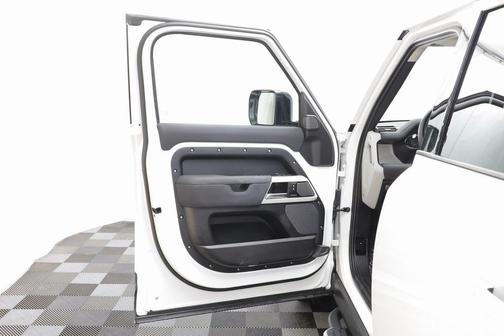 2023 Land Rover Defender 110 SE