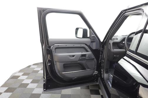 Narvik Black 2026 Land Rover Defender V8