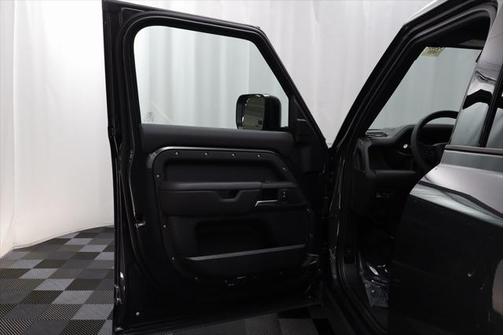 2025 Land Rover Defender X-Dynamic SE