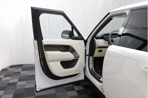 2025 Land Rover Range Rover P550e SE