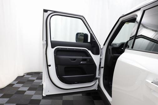 2025 Land Rover Defender 110 P400 X-Dynamic SE