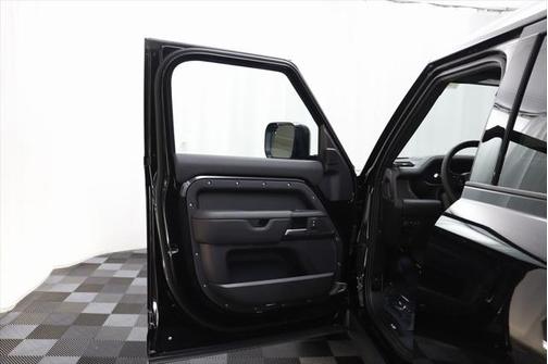 2025 Land Rover Defender V8