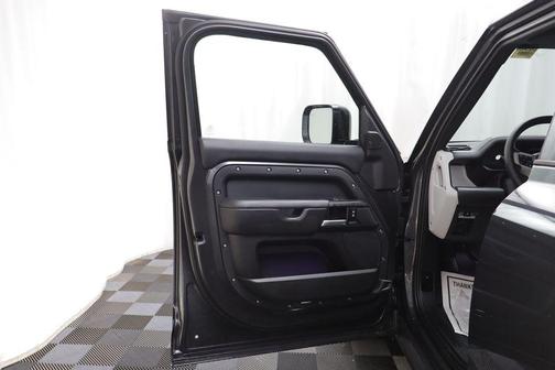 2025 Land Rover Defender 110 P400 X-Dynamic SE