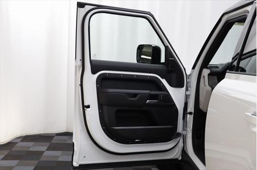 2025 Land Rover Defender 110 P400 X-Dynamic SE