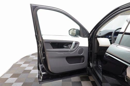 Santorini Black Metallic 2025 Land Rover Discovery Sport S