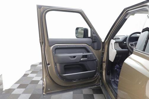 2025 Land Rover Defender 110 P300