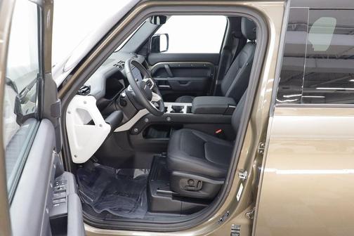 2025 Land Rover Defender 110 P300