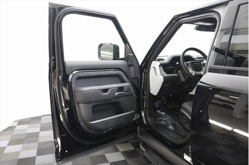 2025 Land Rover Defender 110 P400 X-Dynamic SE