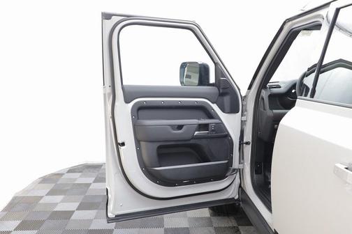 2026 Land Rover Defender X-Dynamic SE