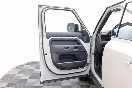 2026 Land Rover Defender P400 X-Dynamic SE