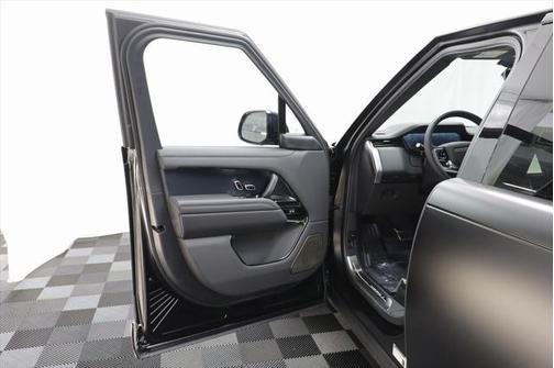 2025 Land Rover Range Rover SV