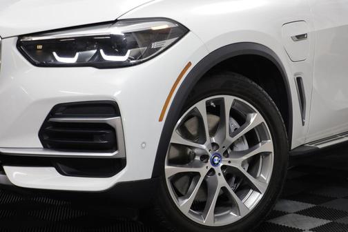 Alpine White 2023 BMW X5 PHEV xDrive45e