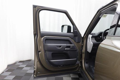 2025 Land Rover Defender 130 P400 X-Dynamic SE