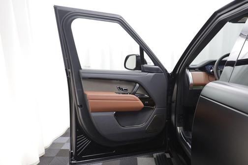 Obsidian Black SV Bespoke Ultra Metallic Satin 2026 Land Rover Range Rover SV