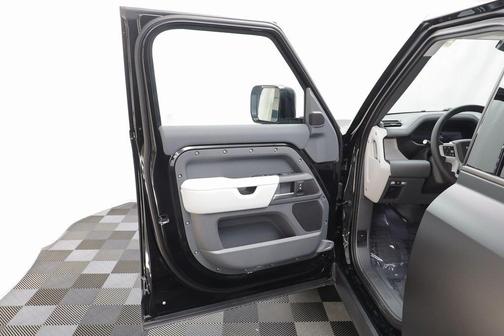 2025 Land Rover Defender 110 P400 S